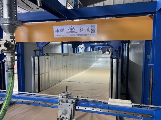 Machine de fabrication de mousse PU continue à ultra-basse densité de 6 kg/m3 avec système de refroidissement de 20 CV