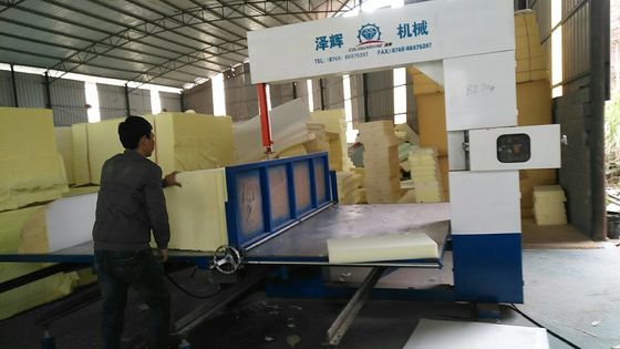 Machine de découpe de mousse verticale électrique avec commande PLC pour le traitement EVA et EPE